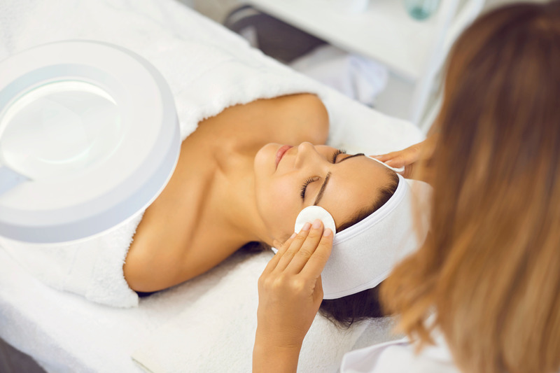 Atendimento de estética facial em ambiente de cuidado